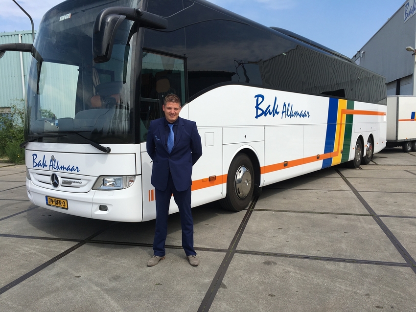 Wat is de prijs van een bus huren met chauffeur bij Bak Reizen?